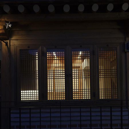 The Korean Traditional Hanok In Downtown Seoul For Convenient Public Transportation - Seoul Ari Bagian luar foto